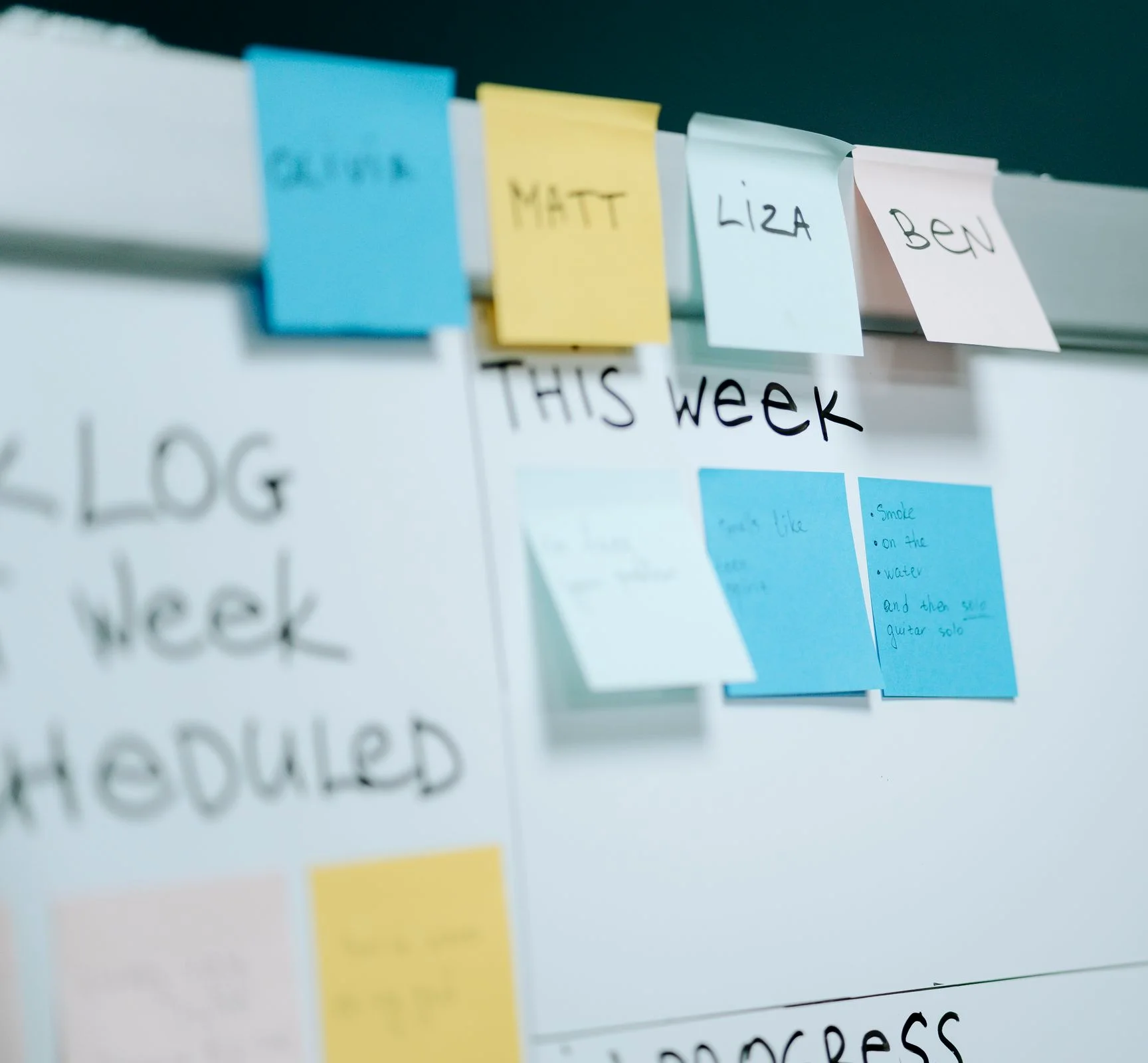 A weekly operations board with backlog, this week and scheduled columns.